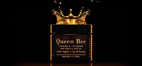 От крема с медом ... до инноваций и патента. QUEEN BEE. Инновационная технология инкапсуляции маточного молочка создает уникальный крем.  В том же году были запущены гаммы средств по уходу за кожей, предназначенных для различных потребностей и типов кожи (First Line, Aqua Vita, Wine Elixir).