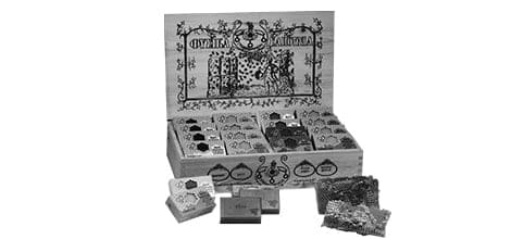 Наш первый продукт - культовое черное мыло с прополисом и тимьяном - занимает свое место на полках греческих аптек.